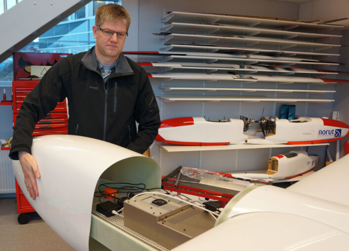 Rune Storvold ved instrumentrommet i dronen CryoWing Mk II på NORUT. (Foto: Arnfinn Christensen) Rune Storvold ved instrumentrommet i dronen CryoWing Mk II på NORUT. (Foto: Arnfinn Christensen)