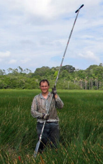 José Iriarte ved University of Exeter henter ut kjerneprøver av sedimenter fra våtmark for å kartlegge fortidas vegetasjon. (Foto: Jennifer Watling) José Iriarte ved University of Exeter henter ut kjerneprøver av sedimenter fra våtmark for å kartlegge fortidas vegetasjon. (Foto: Jennifer Watling)