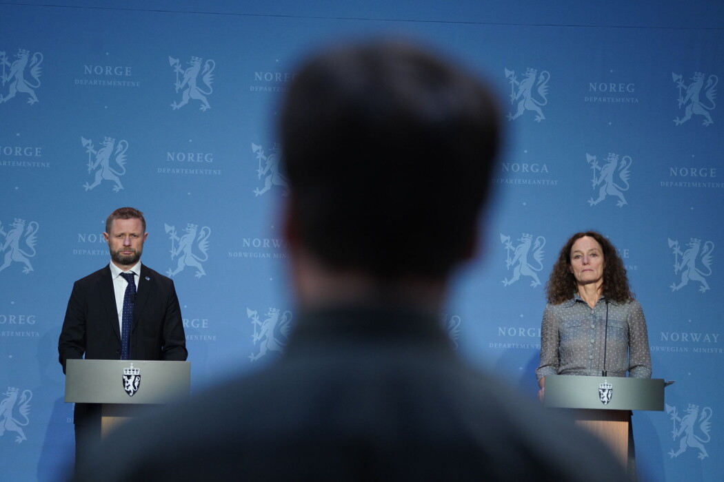 Helse- og omsorgsminister Bent Høie og direktør for Folkehelseinstituttet Camilla Stoltenberg på pressekonferanse om koronasituasjonen. Helse- og omsorgsminister Bent Høie og direktør for Folkehelseinstituttet Camilla Stoltenberg på pressekonferanse om koronasituasjonen.