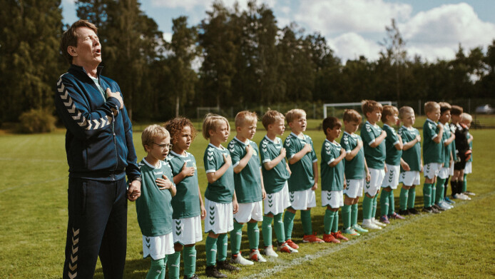 Tommy (Thomas Bo Larsen) vinner en fotballkamp med lilleputtlaget sitt. Tommy (Thomas Bo Larsen) vinner en fotballkamp med lilleputtlaget sitt.