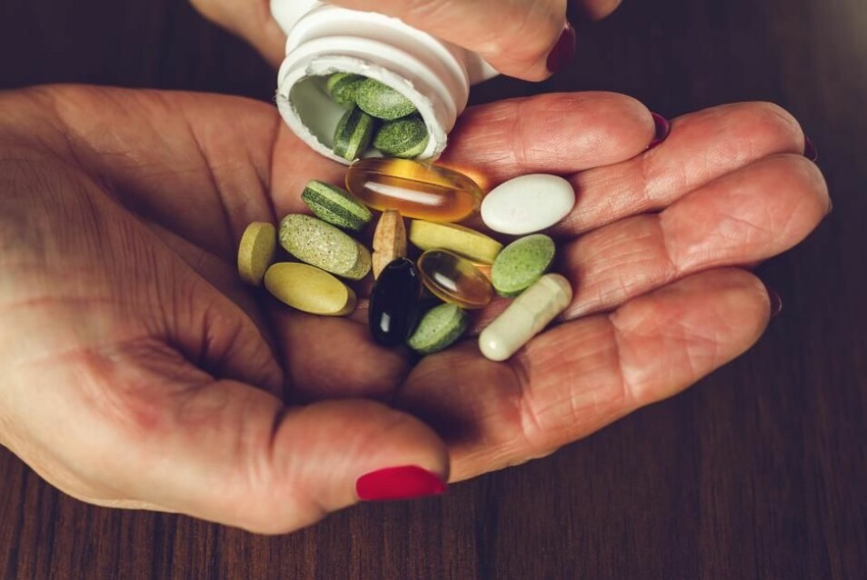 Det er farlig å innbille folk at vitaminpiller og andre kosttilskudd forebygger COVID-19, sier forskere.