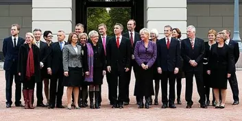 Den nylig gjenvalgte regjeringen på Slottsplassen 20. oktober 2009. (Foto: Berit Roald, Scanpix)