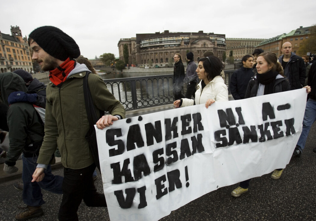 Syndikalisterna og Revolutionära Fronten er blant de gruppene ytterst til venstre som svenske myndigheter mener samfunnet bør være på vakt mot. Men forskning viser at det å stemple dem som voldelige kan føre til ytterligere radikalisering. Det samme gjelder sannsynligvis for ytterste høyre, mener en som forsker på dem. Syndikalisterna og Revolutionära Fronten er blant de gruppene ytterst til venstre som svenske myndigheter mener samfunnet bør være på vakt mot. Men forskning viser at det å stemple dem som voldelige kan føre til ytterligere radikalisering. Det samme gjelder sannsynligvis for ytterste høyre, mener en som forsker på dem.