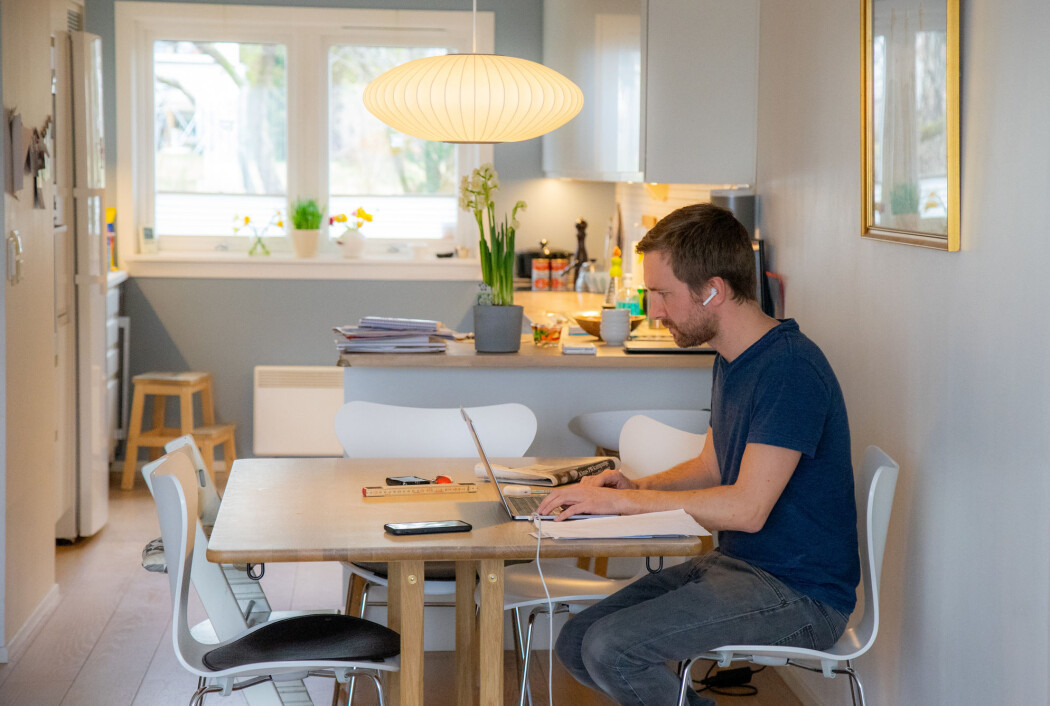 Blir det for stille på hjemmekontoret? Ifølge studier på musikk og effektivitet, jobber vi bedre med musikk på øret. Blir det for stille på hjemmekontoret? Ifølge studier på musikk og effektivitet, jobber vi bedre med musikk på øret.