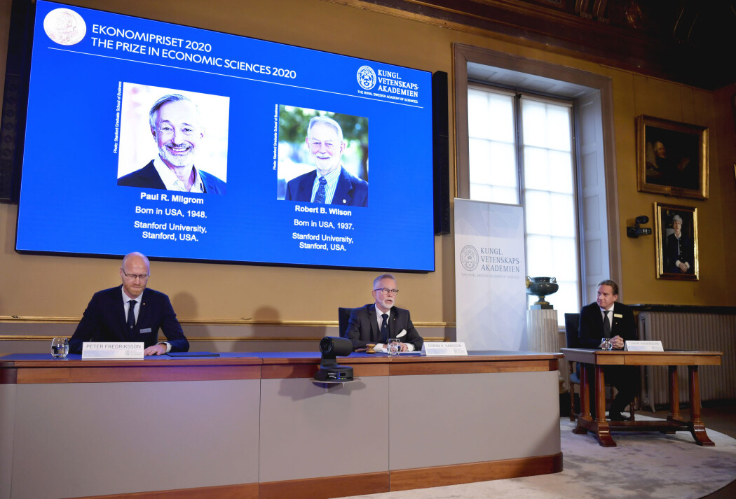 Generalsekretær Göran K. Hansson i Kungliga Vetenskapsakademien (t.h.) og priskomitéleder Peter Fredriksson presenterte mandag vinnerne av økonomiprisen. På skjermen bak dem er det bilde av prisvinnerne Paul R. Milgrom (t.v.) og Robert B. Wilson. Generalsekretær Göran K. Hansson i Kungliga Vetenskapsakademien (t.h.) og priskomitéleder Peter Fredriksson presenterte mandag vinnerne av økonomiprisen. På skjermen bak dem er det bilde av prisvinnerne Paul R. Milgrom (t.v.) og Robert B. Wilson.