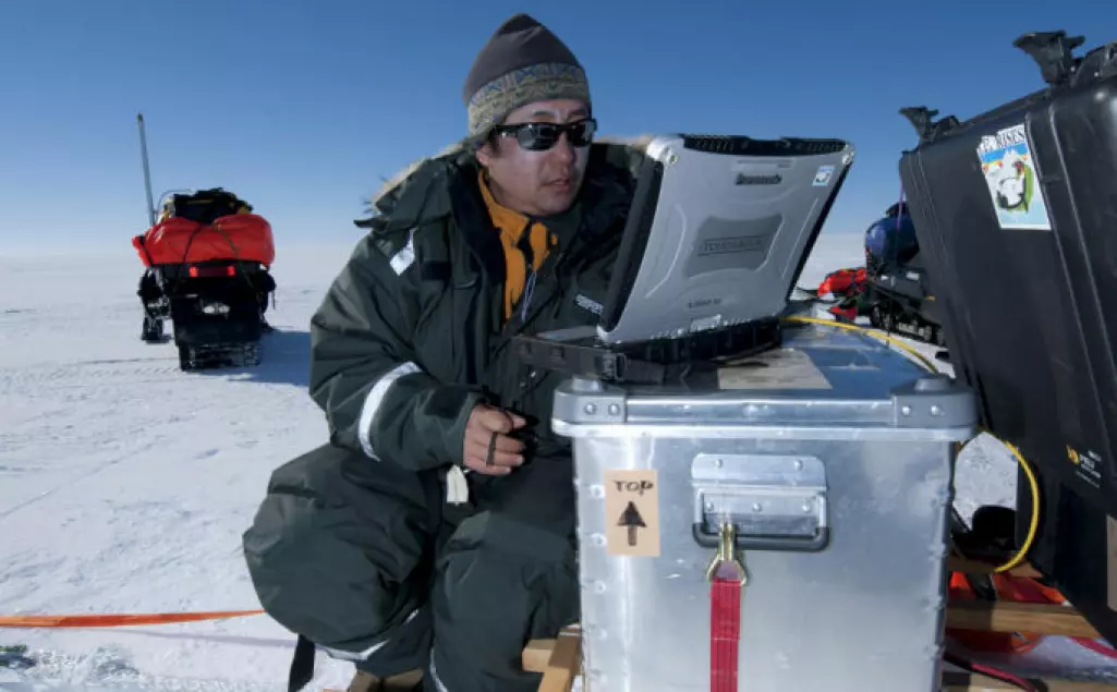Mange og lange forskningsopphold i Antarktis har gitt Kenichi Matsuoka dyp innsikt i Antarktisisen og oversikt over forskningsfeltet. Her under feltarbeid i Dronning Maud Land.