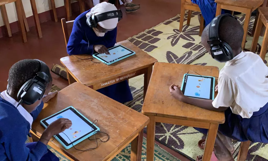 Fra Sintef/NTNU prosjektet I hear you i Tanzania. Her bruker forskerne spillteknologi og tilpassede hodetelefoner for å screene for hørselsproblemer.