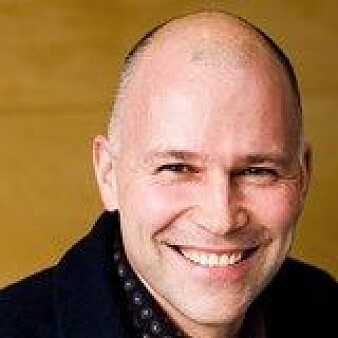 - Hvis noen av budgiverne på auksjonen har mer informasjon enn andre, kan man tape store penger. Dette har Milgram og Wilson gitt et viktig bidrag til å redusere, forklarer professor i samfunnsøkonomi Eirik Gaard Kristiansen ved NHH til forskning.no. - Hvis noen av budgiverne på auksjonen har mer informasjon enn andre, kan man tape store penger. Dette har Milgram og Wilson gitt et viktig bidrag til å redusere, forklarer professor i samfunnsøkonomi Eirik Gaard Kristiansen ved NHH til forskning.no.