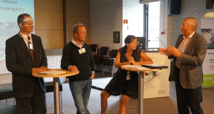 De fikk følelsene fram: Fra venstre Kjetil Solvik Olsen, Fremskrittspartiet, Per Rune Henriksen, Arbeiderpartiet, debattleder Gunn Janne Myrseth og Per Håvard Kleven fra selskapet Devotek, som presenterte helt nye idéer for boring etter dyp geoenergi. (Foto: Arnfinn Christensen, forskning.no) De fikk følelsene fram: Fra venstre Kjetil Solvik Olsen, Fremskrittspartiet, Per Rune Henriksen, Arbeiderpartiet, debattleder Gunn Janne Myrseth og Per Håvard Kleven fra selskapet Devotek, som presenterte helt nye idéer for boring etter dyp geoenergi. (Foto: Arnfinn Christensen, forskning.no)