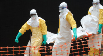 Doktorer fra Leger Uten Grenser bærer liket av en Ebola-rammet i Guekedou i Guinea. (Foto: AFP) Doktorer fra Leger Uten Grenser bærer liket av en Ebola-rammet i Guekedou i Guinea. (Foto: AFP)