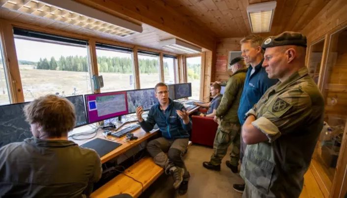 I kontrollrommet får representanter fra Forsvaret en demonstrasjon av den nye programvaren. Forsker Daniel Gusland viser og forklarer.