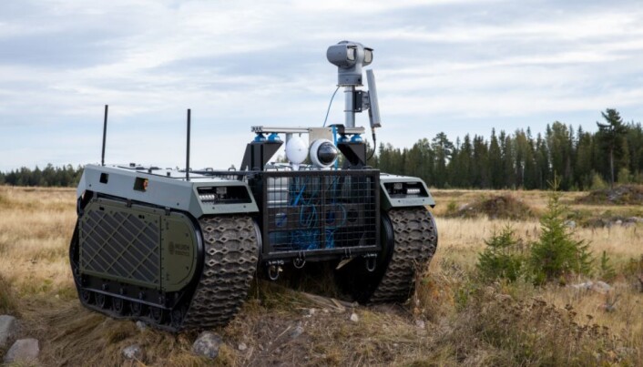 I et eksperiment på Rena ble et ubemannet kjøretøy med med radar og pan-tilt-zoom-kamera brukt for å gi operatøren i stridskjøretøyet bedre oversikt. I et eksperiment på Rena ble et ubemannet kjøretøy med med radar og pan-tilt-zoom-kamera brukt for å gi operatøren i stridskjøretøyet bedre oversikt.