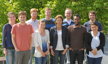 Anne Simonsen og hennes forskergruppe forsker på de bittesmå men avgjørende detaljene som kan bidra til å reversere kreft og demens. Fra venstre: Gunnveig Toft Bjørndal, Petter Holland, Aleksander Aas, Kristiane Søreng, Christian Bindesbøll, Anne Simonsen, Serhiy Pankiv, Benan John Mathai, Pauline Isakson, Alf Håkon Lystad (Foto: Gunnar F. Lothe, UiO) Anne Simonsen og hennes forskergruppe forsker på de bittesmå men avgjørende detaljene som kan bidra til å reversere kreft og demens. Fra venstre: Gunnveig Toft Bjørndal, Petter Holland, Aleksander Aas, Kristiane Søreng, Christian Bindesbøll, Anne Simonsen, Serhiy Pankiv, Benan John Mathai, Pauline Isakson, Alf Håkon Lystad (Foto: Gunnar F. Lothe, UiO)