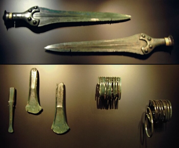 Noe av det som ble funnet sammen med himmelskiven i Nebra-depotet, deriblant sverd, økshoder og smykker. Noe av det som ble funnet sammen med himmelskiven i Nebra-depotet, deriblant sverd, økshoder og smykker.