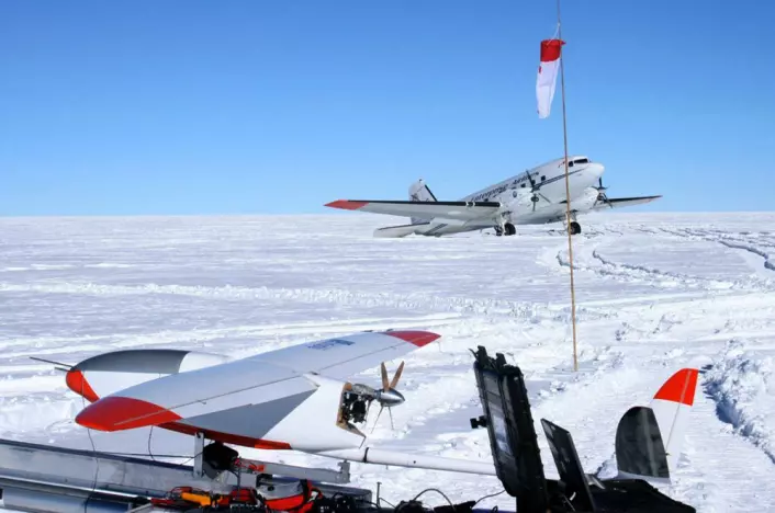 CryoWing "Fox" møter forsyningsflyet "Lidia" under tokt på Sydpolplatået. (Foto: NORUT)