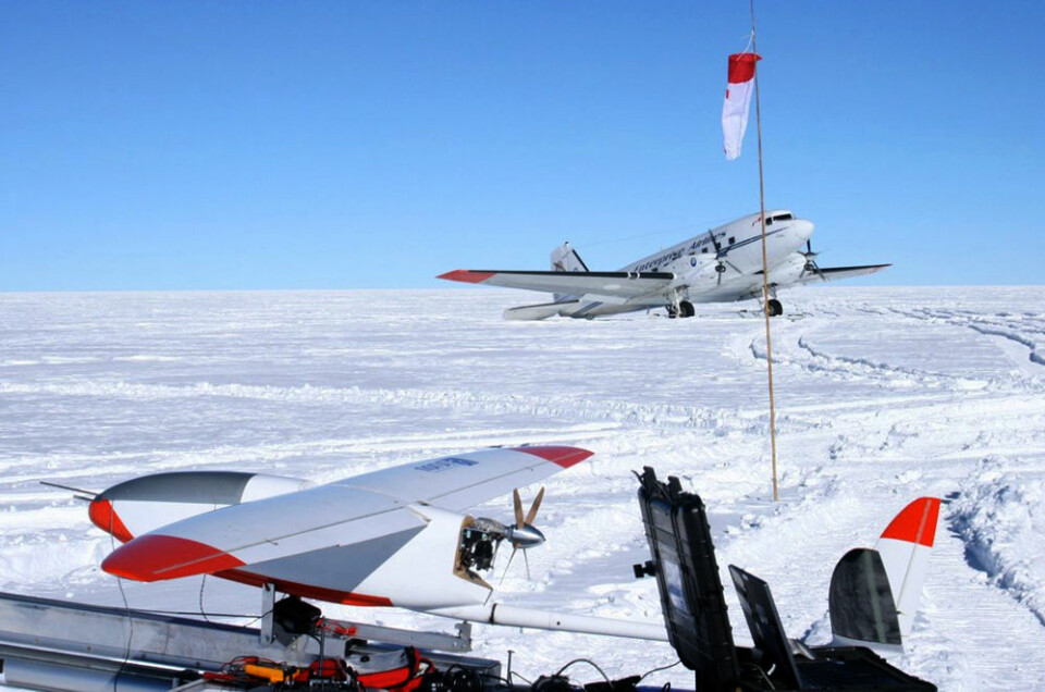 CryoWing 'Fox' møter forsyningsflyet 'Lidia' under tokt på Sydpolplatået. (Foto: NORUT)