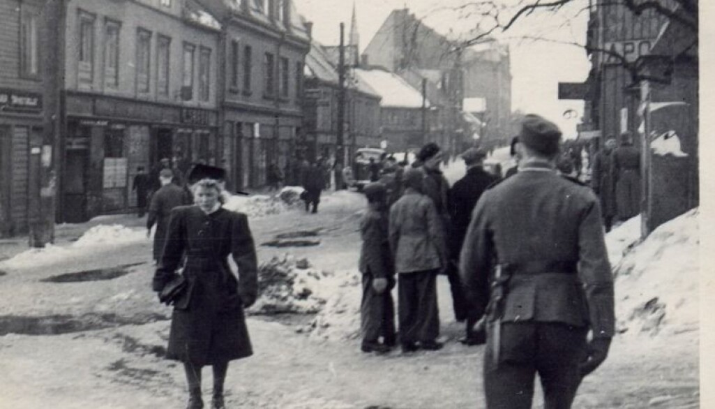 Ørnulf Andresen har forsket på virkningene nazifiseringen under andre verdenskrig hadde på samfunnslivet. Her fra Tromsø 1942/1943. Ørnulf Andresen har forsket på virkningene nazifiseringen under andre verdenskrig hadde på samfunnslivet. Her fra Tromsø 1942/1943.