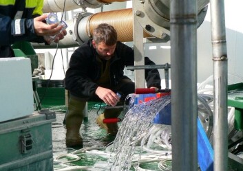 Prøvetaking av vannet under testing av fordeling av legemidlene. (Foto: Randi Grøntvedt) Prøvetaking av vannet under testing av fordeling av legemidlene. (Foto: Randi Grøntvedt)