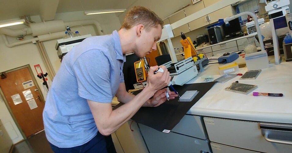 Frederik Hansen demonstrerer utstyret for analyse av biologiske prøvar.