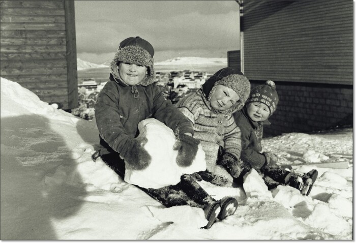 Tre smårollinger mellom nybygde hus i Kirkenes i 1962. Sammenlignet med nabolandene våre, var barnekullene små i Norge før krigen. Etter krigen ble det født klart flere barn her og det er disse barna som nå gjør at vi får en større andel alderspensjonister i Norge enn i nabolandene våre – og høyere utgifter til pensjoner. Samtidig har levealderen økt og fortsetter å øke. I tillegg er fødselstallene gått kraftig ned. Tre smårollinger mellom nybygde hus i Kirkenes i 1962. Sammenlignet med nabolandene våre, var barnekullene små i Norge før krigen. Etter krigen ble det født klart flere barn her og det er disse barna som nå gjør at vi får en større andel alderspensjonister i Norge enn i nabolandene våre – og høyere utgifter til pensjoner. Samtidig har levealderen økt og fortsetter å øke. I tillegg er fødselstallene gått kraftig ned.