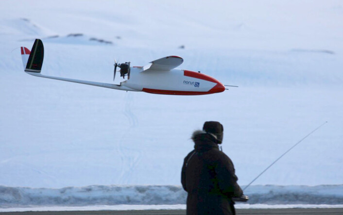Modellflygerens drøm: Dronen CryoWing lander vanligvis under manuell kontroll. (Foto: Torbjørn Houge, NORUT) Modellflygerens drøm: Dronen CryoWing lander vanligvis under manuell kontroll. (Foto: Torbjørn Houge, NORUT)