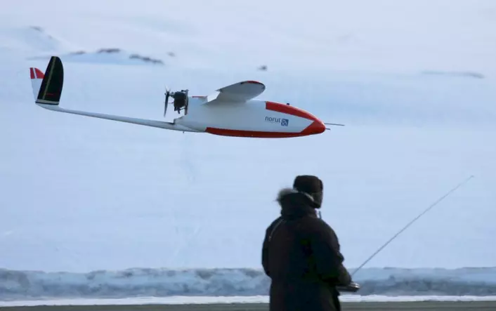 Modellflygerens drøm: Dronen CryoWing lander vanligvis under manuell kontroll. (Foto: Torbjørn Houge, NORUT)