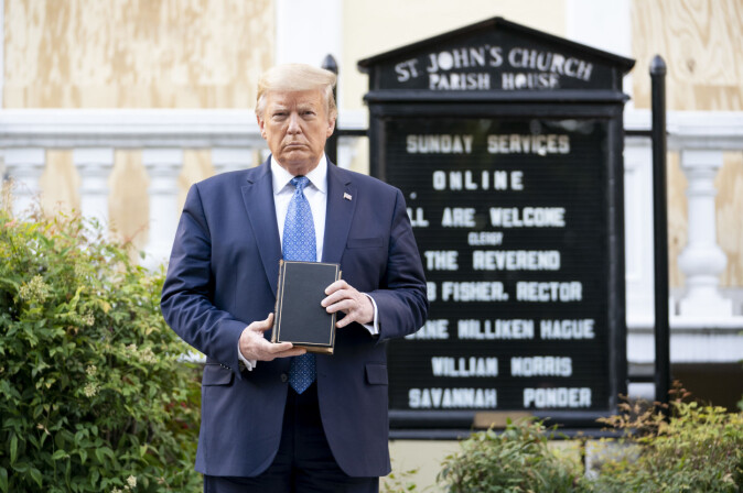 Trump treng støtte frå konservative kristne, noko fotostuntet foran den episkopale kyrkja i Washington DC i samband med Black Lives Matter-demonstrasjonane illustrerer. Trump treng støtte frå konservative kristne, noko fotostuntet foran den episkopale kyrkja i Washington DC i samband med Black Lives Matter-demonstrasjonane illustrerer.