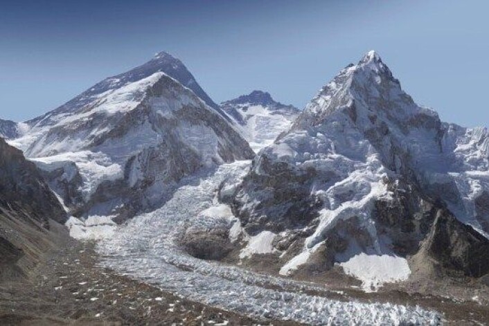 Dette bildet er laget av 400 enkeltbilder tatt med en kraftig linse. Deretter er det sydd sammen, slik at man kan zoome inn og se utrolige detaljer fra verdens høyeste fjell. (Foto: David Breashears) Dette bildet er laget av 400 enkeltbilder tatt med en kraftig linse. Deretter er det sydd sammen, slik at man kan zoome inn og se utrolige detaljer fra verdens høyeste fjell. (Foto: David Breashears)
