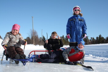 Bandy på isen for alle. (Foto: Beitostølen helsesportsenter) Bandy på isen for alle. (Foto: Beitostølen helsesportsenter)