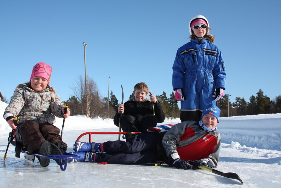 Bandy på isen for alle. (Foto: Beitostølen helsesportsenter)