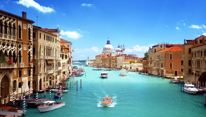 Bygningene langs kanalene i Venezia ble en gang i tiden bygd for å kunne tåle skiftende vannstand, men ikke den høye vannstanden som nå kommer stadig oftere. Bygningene langs kanalene i Venezia ble en gang i tiden bygd for å kunne tåle skiftende vannstand, men ikke den høye vannstanden som nå kommer stadig oftere.