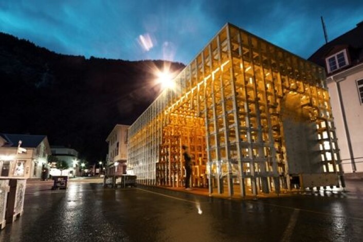 I Rjukan har arkitekturstudenter reist en torgstue som lyser opp midt i sentrum. (Foto: Rallar Arkitekter) I Rjukan har arkitekturstudenter reist en torgstue som lyser opp midt i sentrum. (Foto: Rallar Arkitekter)