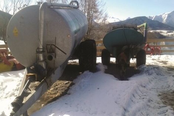 Auka leigejord og store transportavstandar gjer utkøyring av husdyrgjødsel i rett mengde, på rett sted og til rett tid vanskeleg. (Foto: Arne Øverbø) Auka leigejord og store transportavstandar gjer utkøyring av husdyrgjødsel i rett mengde, på rett sted og til rett tid vanskeleg. (Foto: Arne Øverbø)