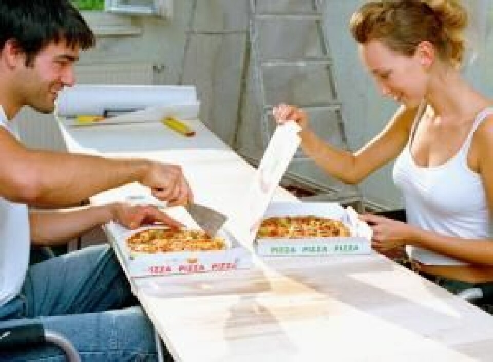 Det er raskt og lett å bestille en pizza, men kanskje skal man tenke seg før man ringer: Pizzaesker inneholder stoffer som kan utløse brystkreft og påvirke muligheten for å få barn, viser ny forskning. (Foto: Colourbox)