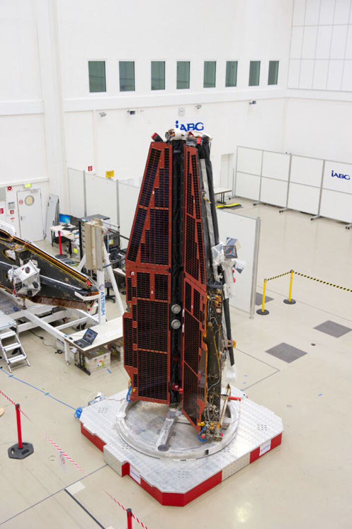 En av satellittene som utgjør Swarm-prosjektet. Hver satellitt veier et halvt tonn. (Foto: ESA/P. Sebirot) En av satellittene som utgjør Swarm-prosjektet. Hver satellitt veier et halvt tonn. (Foto: ESA/P. Sebirot)