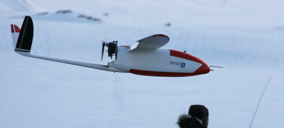 Dronen Cryowing lander under manuell kontroll Torbjørn Houge, NORUT