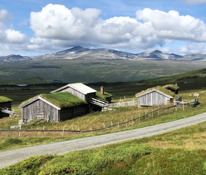 Kvarbergstetra er ei av dei gamle vintersetrene i Sjodalen. Til venstre i bildet ser vi fjøs med «måsatrev» for lagring av reinlav. Stova – bustadhuset – til høgre midt i bildet. Kvarbergstetra er ei av dei gamle vintersetrene i Sjodalen. Til venstre i bildet ser vi fjøs med «måsatrev» for lagring av reinlav. Stova – bustadhuset – til høgre midt i bildet.
