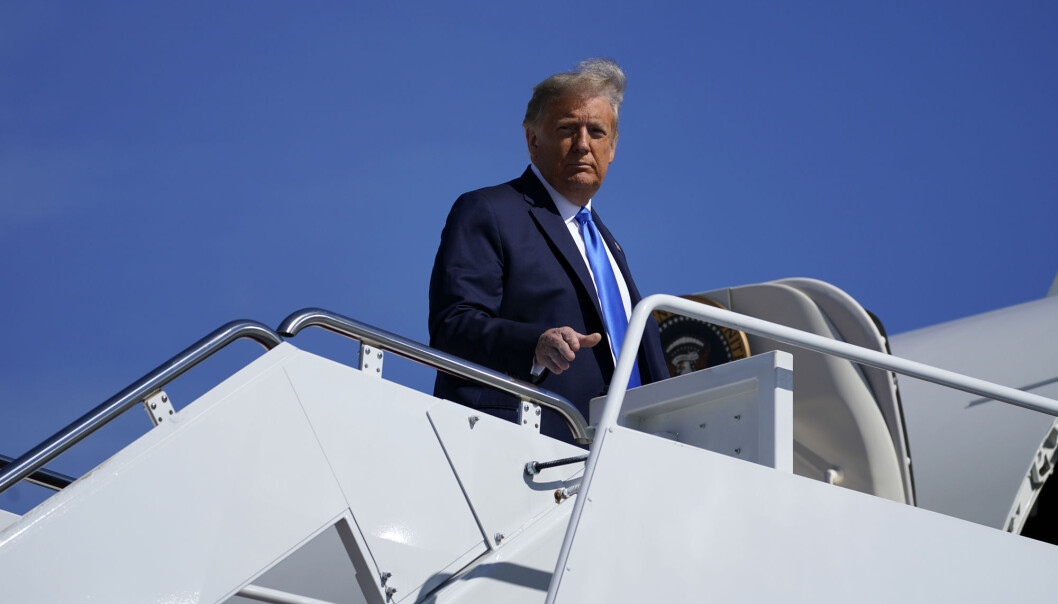President Donald Trump på vei til et valgkampmøte i North Carolina for noen dager siden. I løpet av den siste måneden har Trump ved flere anledninger unnlat å svare på om han vil respektere resultatet av det amerikanske presidentvalget. President Donald Trump på vei til et valgkampmøte i North Carolina for noen dager siden. I løpet av den siste måneden har Trump ved flere anledninger unnlat å svare på om han vil respektere resultatet av det amerikanske presidentvalget.