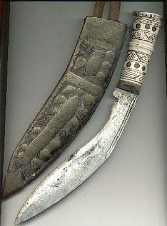 Gurkhakrigerne er etniske nepalere som gjør soldattjeneste i ulike hærer, og som særlig forbindes med den britiske hæren fra kolonitiden. Gurkhaene bærer tradisjonelt sett en stor kniv kalt en kukri. Gurkhakrigerne er etniske nepalere som gjør soldattjeneste i ulike hærer, og som særlig forbindes med den britiske hæren fra kolonitiden. Gurkhaene bærer tradisjonelt sett en stor kniv kalt en kukri.