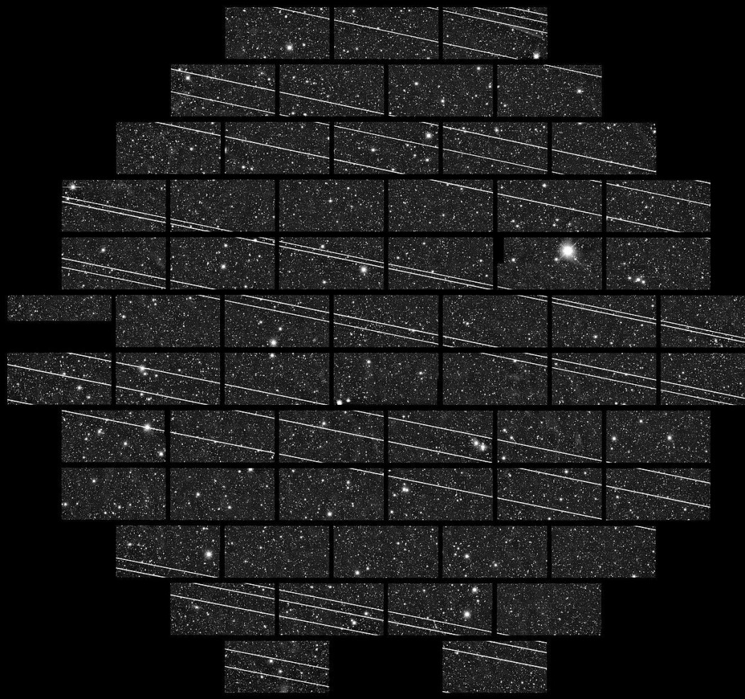 Slik ser de nye Starlink-satellittene ut etter oppskytning i en lang eksponering med teleskopet Cerro Tololo Inter-American Observatory i Chile. Bildet er fra november 2019, og satellittene er spesielt synlige fordi de er i en lavere bane før de flyttes høyere opp. Slik ser de nye Starlink-satellittene ut etter oppskytning i en lang eksponering med teleskopet Cerro Tololo Inter-American Observatory i Chile. Bildet er fra november 2019, og satellittene er spesielt synlige fordi de er i en lavere bane før de flyttes høyere opp.