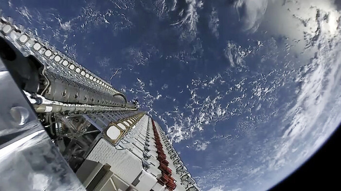 Her ligger 60 starlink-satellitter klare for å bli sluppet ut i bane. SpaceX skyter opp 60 av gangen. Her ligger 60 starlink-satellitter klare for å bli sluppet ut i bane. SpaceX skyter opp 60 av gangen.