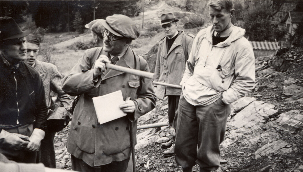 Professor Goldschmidt holder geologhammeren og snakker til ekskursjonsdeltakere. Friedman finner at han hadde et hissig temperament men at han også var svært sjenerøs, særlig overfor studenter og stipendiater. Professor Goldschmidt holder geologhammeren og snakker til ekskursjonsdeltakere. Friedman finner at han hadde et hissig temperament men at han også var svært sjenerøs, særlig overfor studenter og stipendiater.