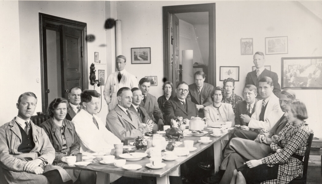 Personalet ved Geologisk museum på Tøyen har kaffepause i 1939. Victor Moritz Goldschmidt øverst i hjørnet til venstre. Personalet ved Geologisk museum på Tøyen har kaffepause i 1939. Victor Moritz Goldschmidt øverst i hjørnet til venstre.