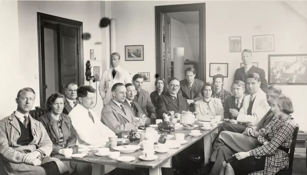 Personalet ved Geologisk museum på Tøyen har kaffepause i 1939. Victor Moritz Goldschmidt øverst i hjørnet til venstre.