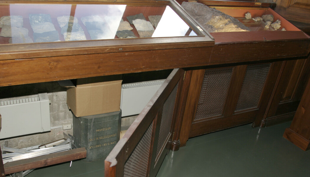 Urnen til professor Goldschmidt sto lenge anonymt og diskret bak radiatoren i steinsamlingen ved Geologisk museum. Urnen til professor Goldschmidt sto lenge anonymt og diskret bak radiatoren i steinsamlingen ved Geologisk museum.