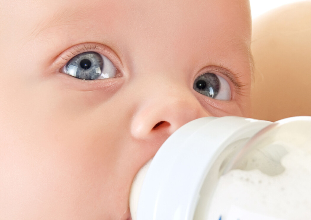 Mange bitte små mikroplastbiter frigjøres når tåteflasker av et vanlig plaststoff varmes opp. Mange bitte små mikroplastbiter frigjøres når tåteflasker av et vanlig plaststoff varmes opp.