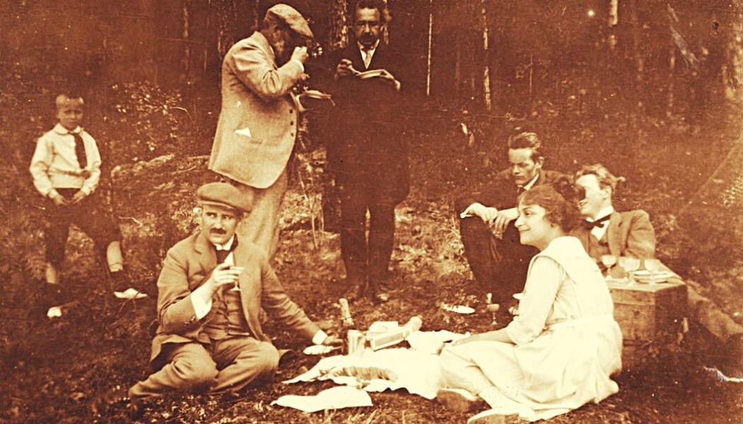 Fysikeren Albert Einstein besøkte Norge i juni 1920. Han skulle holde tre foredrag om relativitetsteorien i Universitetets aula. Her er han i samtale med Heinrich Goldschmidt på en utflukt som ble arrangert. Foran sitter Victor Moritz Goldschmidt og Einsteins stedatter Ilse . Fysikeren Albert Einstein besøkte Norge i juni 1920. Han skulle holde tre foredrag om relativitetsteorien i Universitetets aula. Her er han i samtale med Heinrich Goldschmidt på en utflukt som ble arrangert. Foran sitter Victor Moritz Goldschmidt og Einsteins stedatter Ilse .