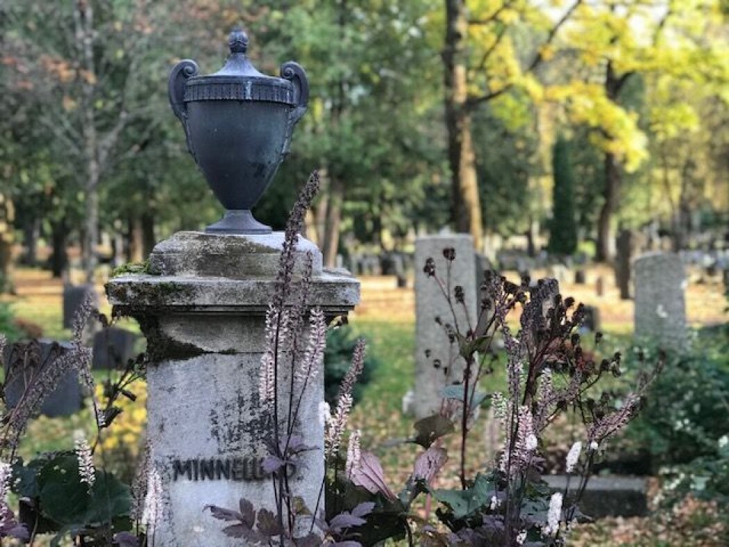 På denne minnelunden for anonyme graver ved Vestre Gravlund i Oslo ligger asken etter Victor Moritz Goldschmidt. Hans arbeidssted Universitetet i Oslo var hans nærmeste pårørende. De ville ikke ta på seg ansvaret for en gravstein. På denne minnelunden for anonyme graver ved Vestre Gravlund i Oslo ligger asken etter Victor Moritz Goldschmidt. Hans arbeidssted Universitetet i Oslo var hans nærmeste pårørende. De ville ikke ta på seg ansvaret for en gravstein.