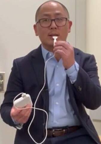 Førsteamanuensis Hubert Lim ved Universitetet i Minnesota demonstrerer munnstykket som brukes til å gi støt til tungen. Førsteamanuensis Hubert Lim ved Universitetet i Minnesota demonstrerer munnstykket som brukes til å gi støt til tungen.