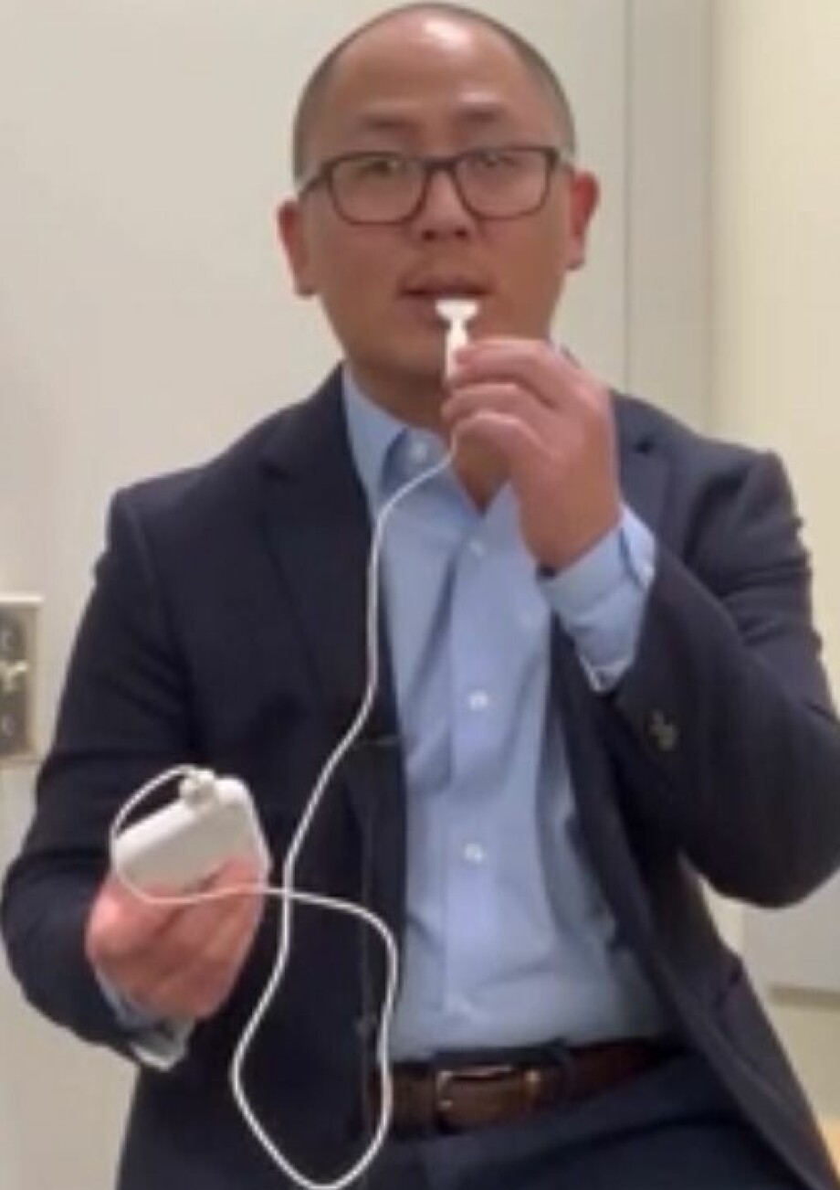 Førsteamanuensis Hubert Lim ved Universitetet i Minnesota demonstrerer munnstykket som brukes til å gi støt til tungen.